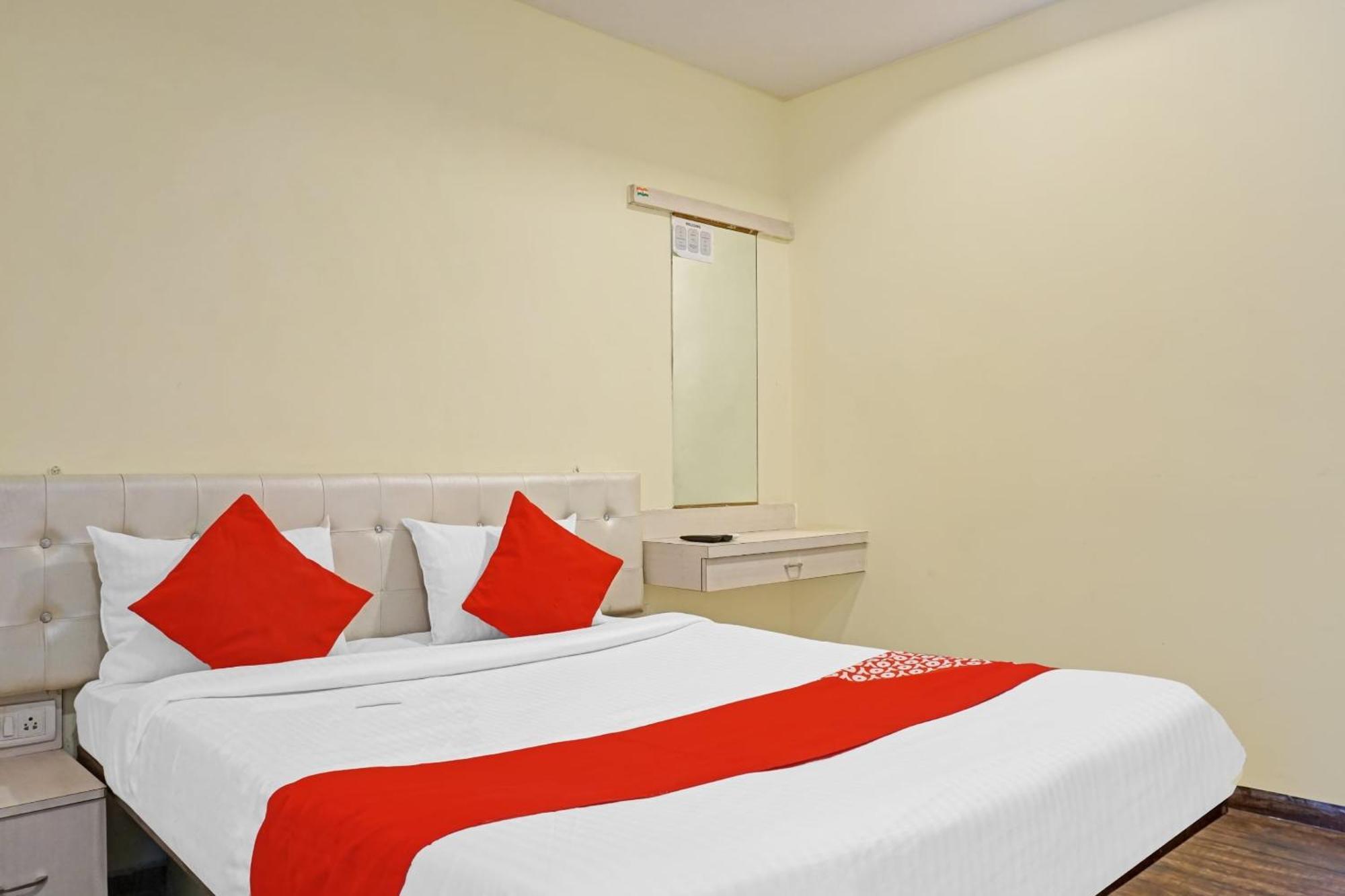 Hotel O 24K Inn Mundhva المظهر الخارجي الصورة