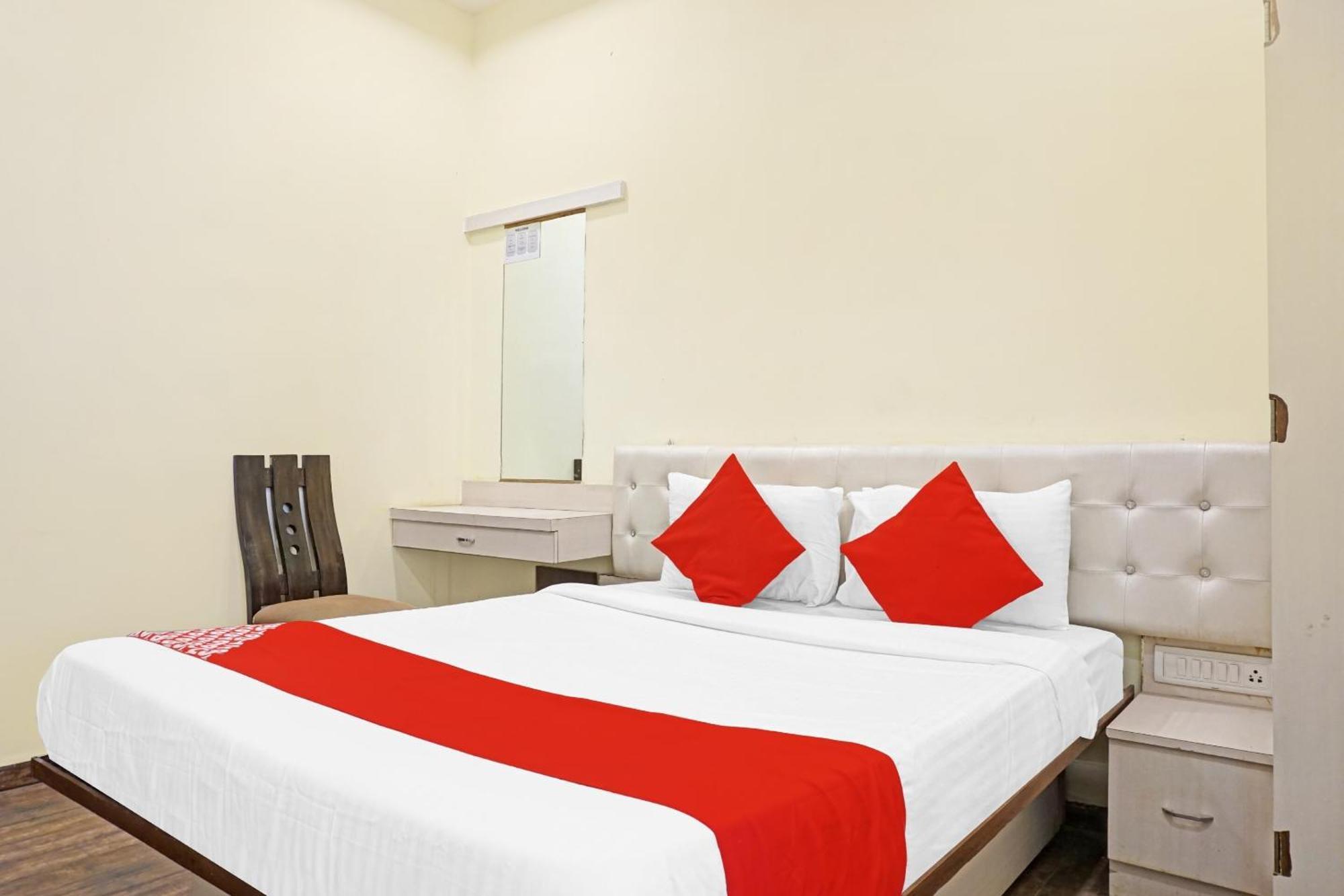 Hotel O 24K Inn Mundhva المظهر الخارجي الصورة