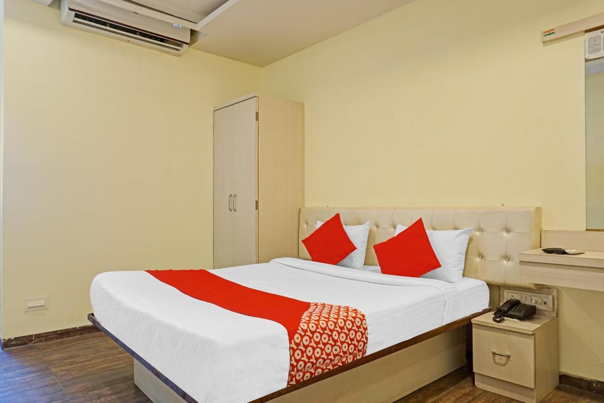 Hotel O 24K Inn Mundhva المظهر الخارجي الصورة