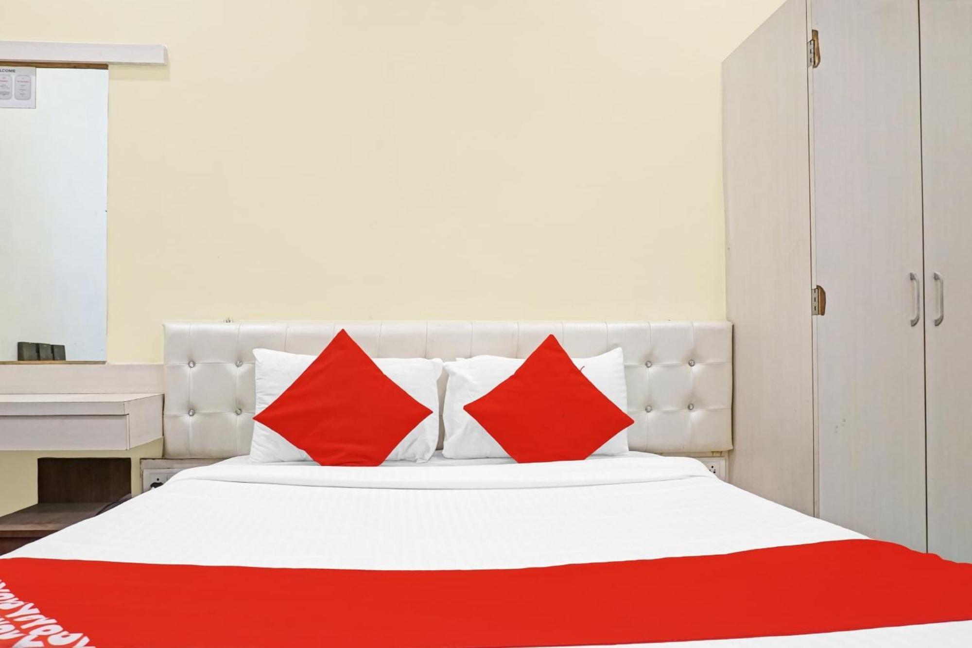 Hotel O 24K Inn Mundhva المظهر الخارجي الصورة