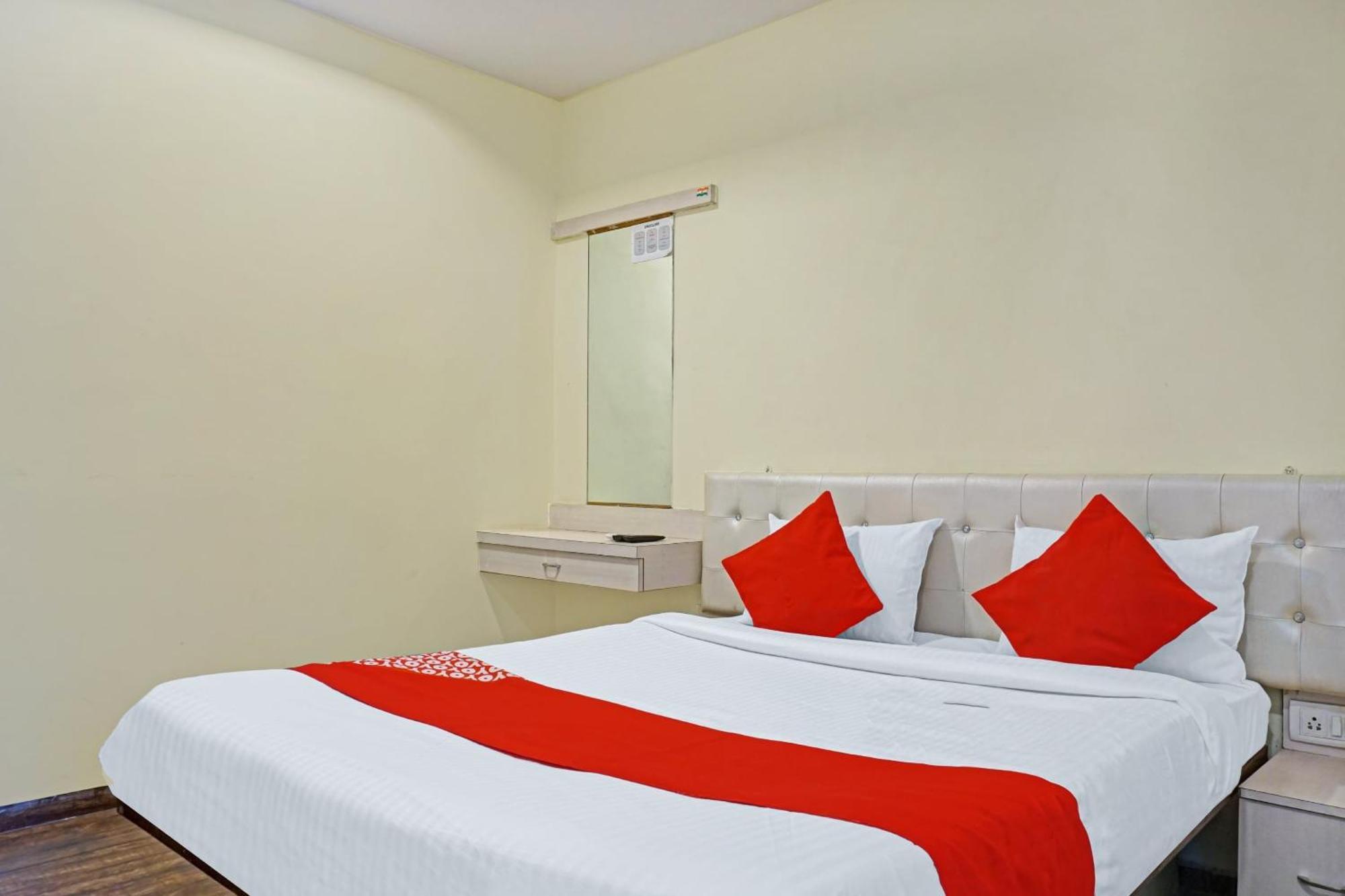Hotel O 24K Inn Mundhva المظهر الخارجي الصورة
