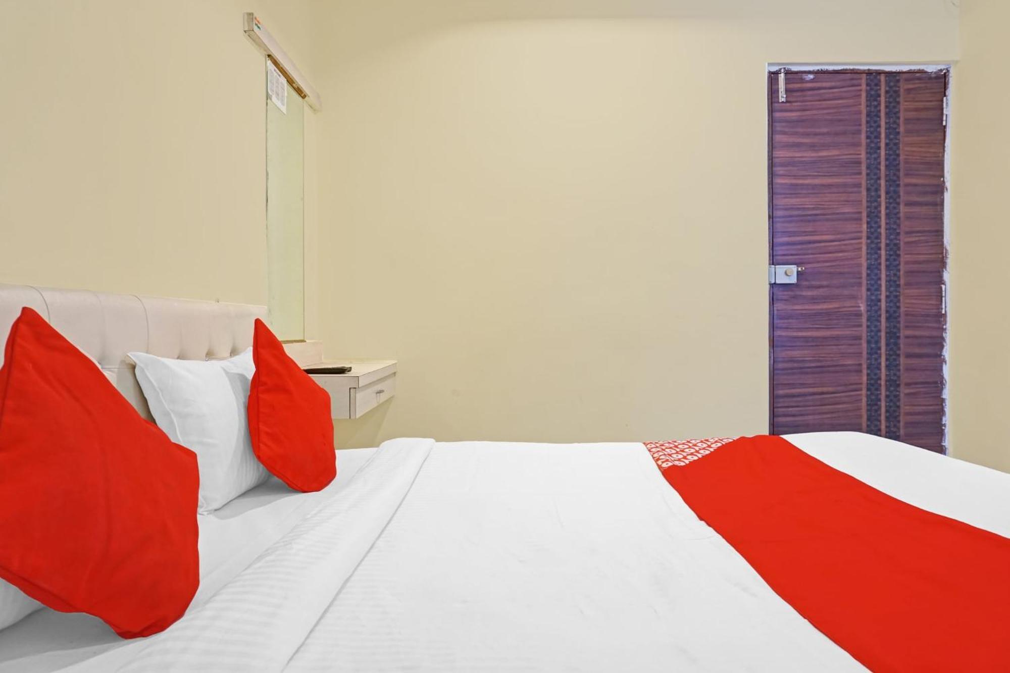 Hotel O 24K Inn Mundhva المظهر الخارجي الصورة