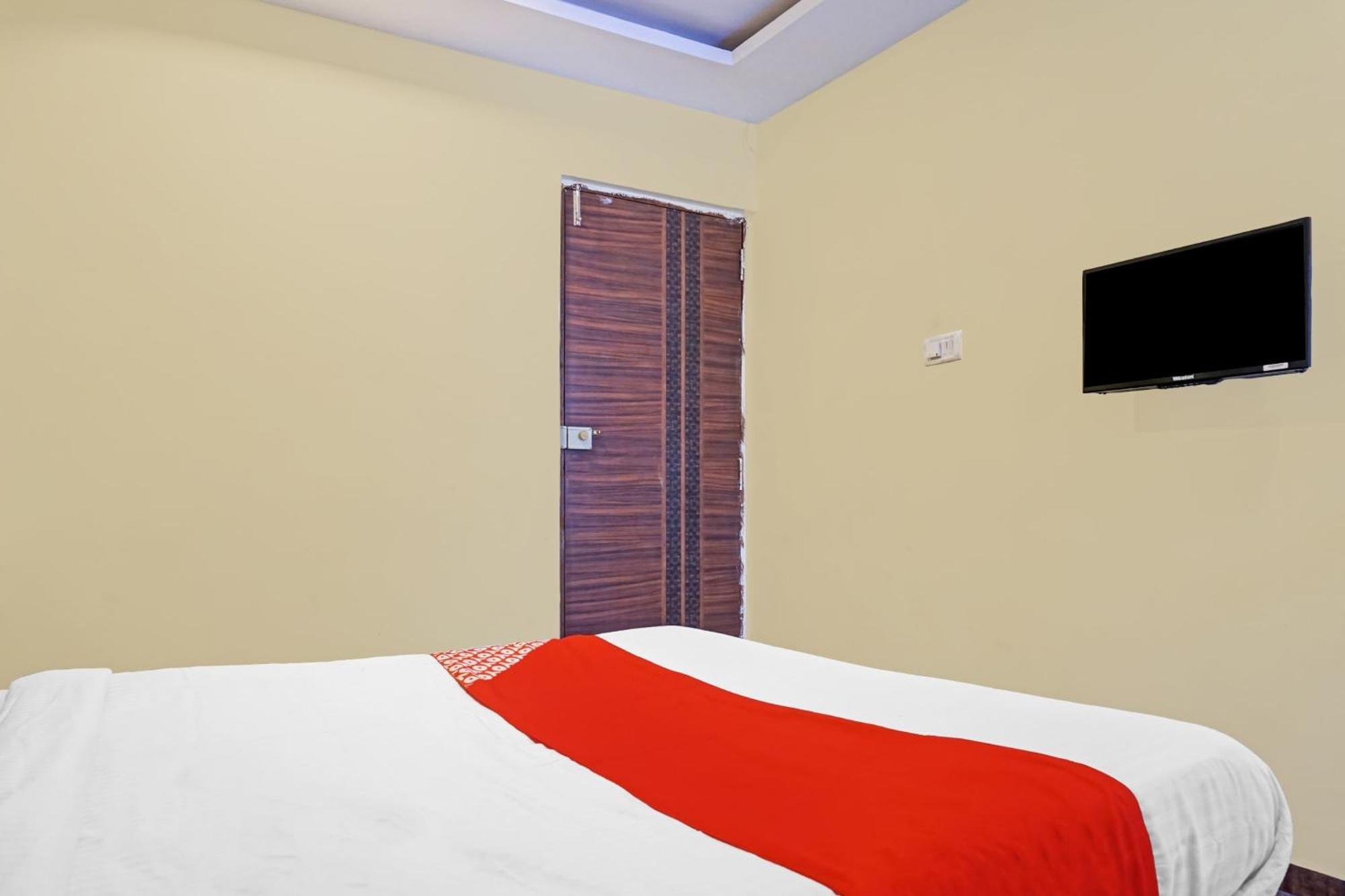 Hotel O 24K Inn Mundhva المظهر الخارجي الصورة
