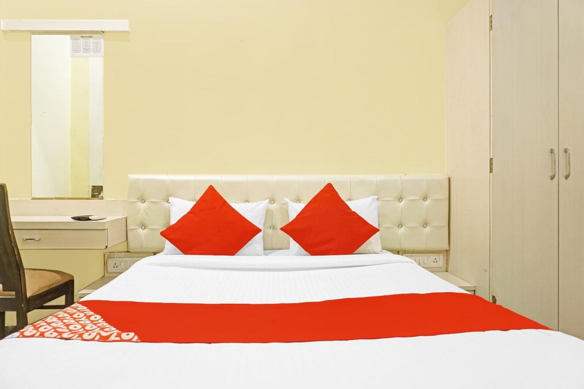 Hotel O 24K Inn Mundhva المظهر الخارجي الصورة