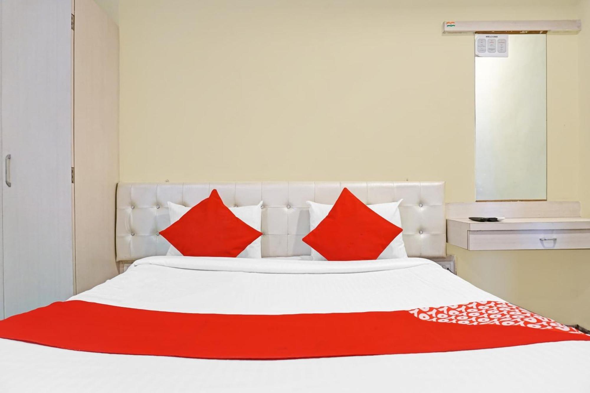 Hotel O 24K Inn Mundhva المظهر الخارجي الصورة